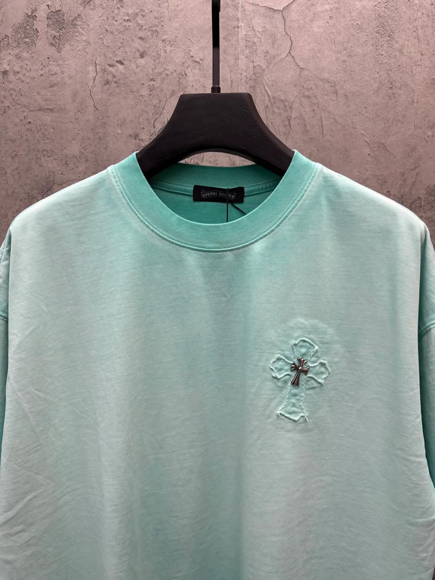 P200 top version, real shot without P, ​​different from market currency) 𝗖𝗵𝗿𝗼𝗺𝗲 𝗛𝗲𝗮𝗿𝘁𝘀/Croxin 2026 spring new original single counter American laser burnt patch embroidered couple short sleeves 👑The highest version! Customized fabric 330g, washed and fried. Best-selling model at the counter. Very comfortable to wear. Accessories: Original molded and authenticated collar label➕100% silk wash label. Genuine purchase-grade original hangtag➕matching hanging rope➕3D hanging beads➕original packaging bag. Craftsmanship: The original version has consistent wiring! The highest version of the armhole matching technique! Color: Khaki Black Rose Red Light Blue Purple Size: S M L XL Style Number: 26-2002